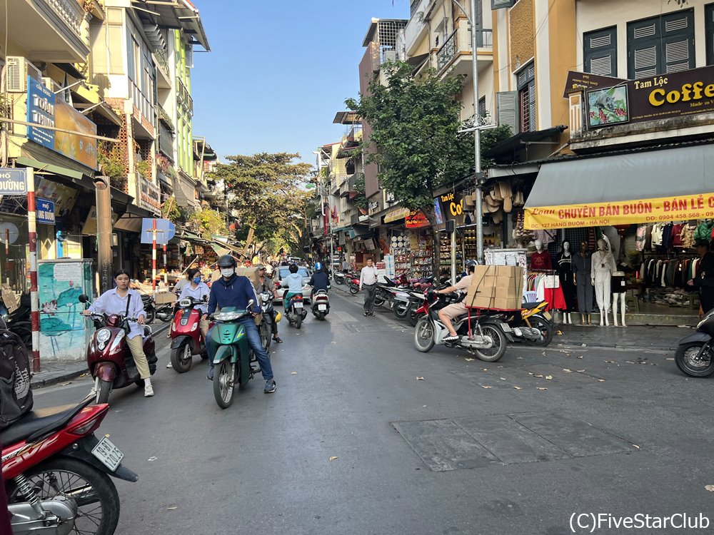 バイクが行き交う騒がしい旧市街