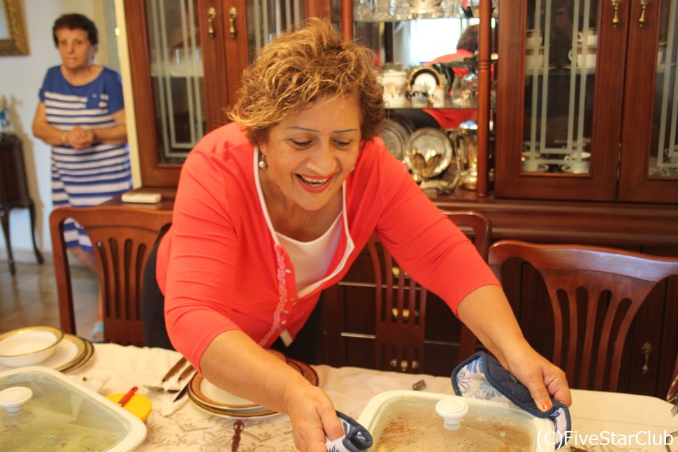 レバノン料理を家庭で習いながら食事の準備