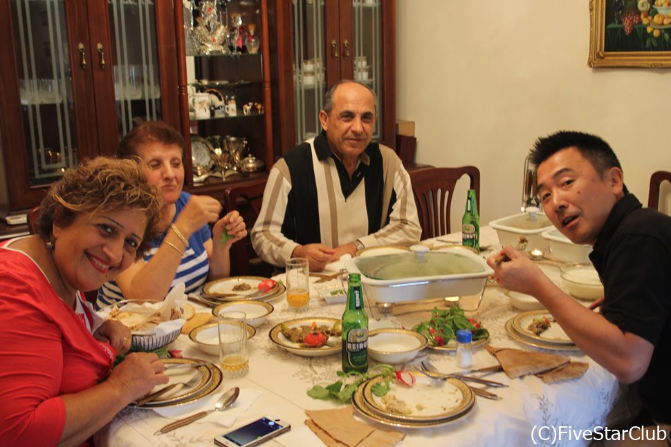 家庭で会話をしながら楽しむレバノン料理