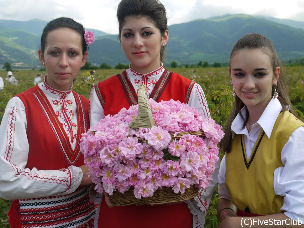 伝統衣装を身にまとった人々がバラの収穫を祝う