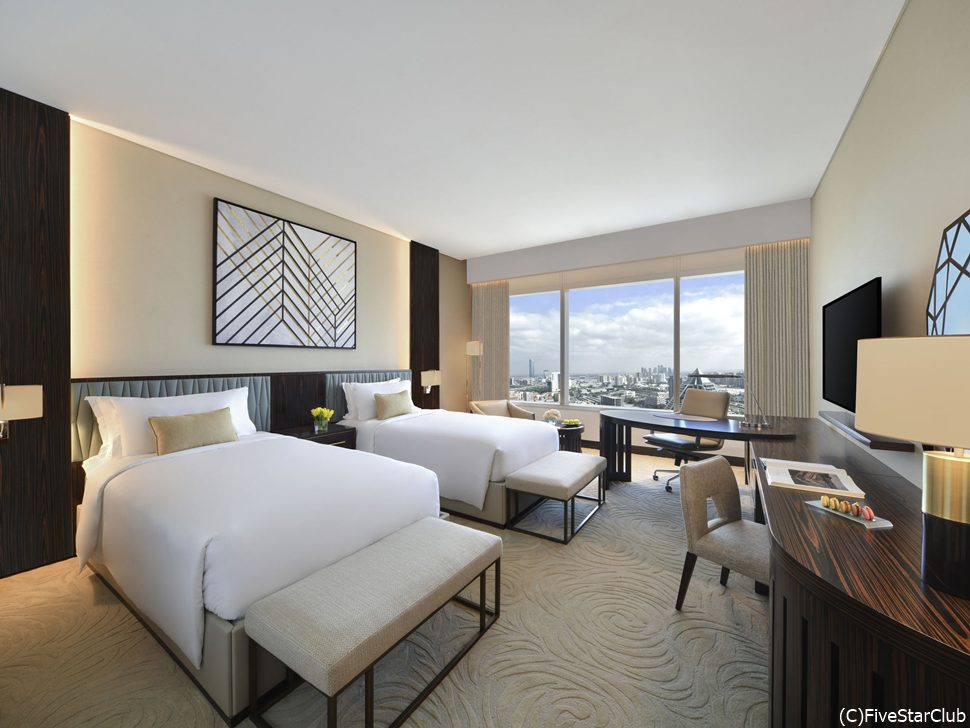 部屋からの遮るものがないドバイの眺望が自慢