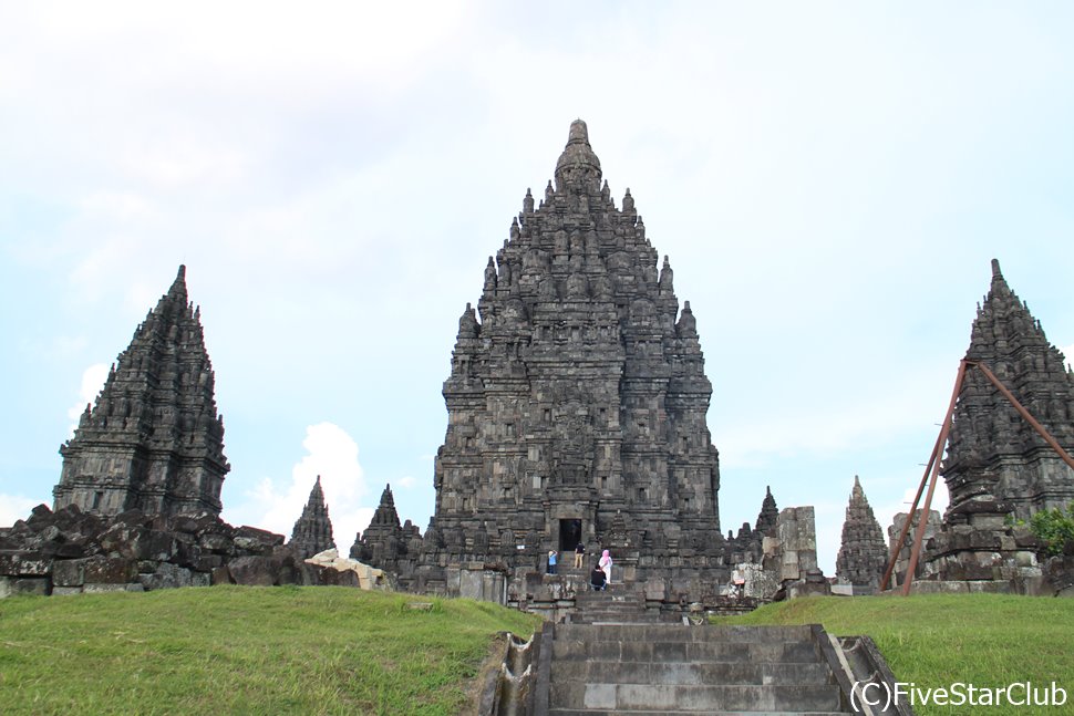 燃え盛る炎のような形のロロ・ジョングラン寺院