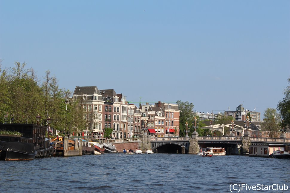 運河ツアーから眺めるアムステルダムの街