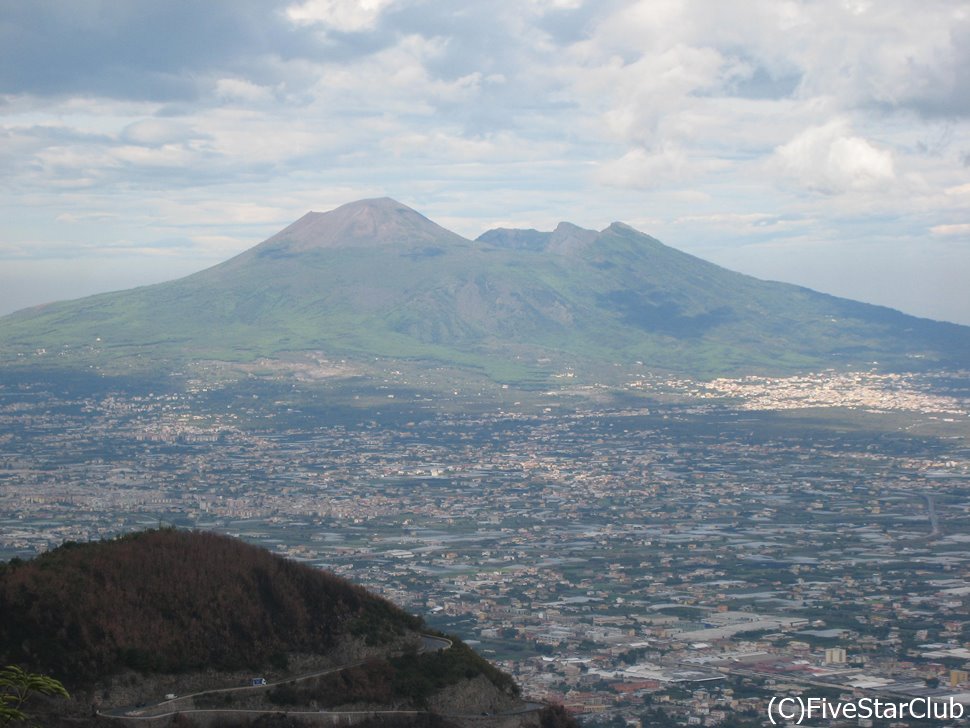 サレルノから眺めるヴェスヴィオ火山