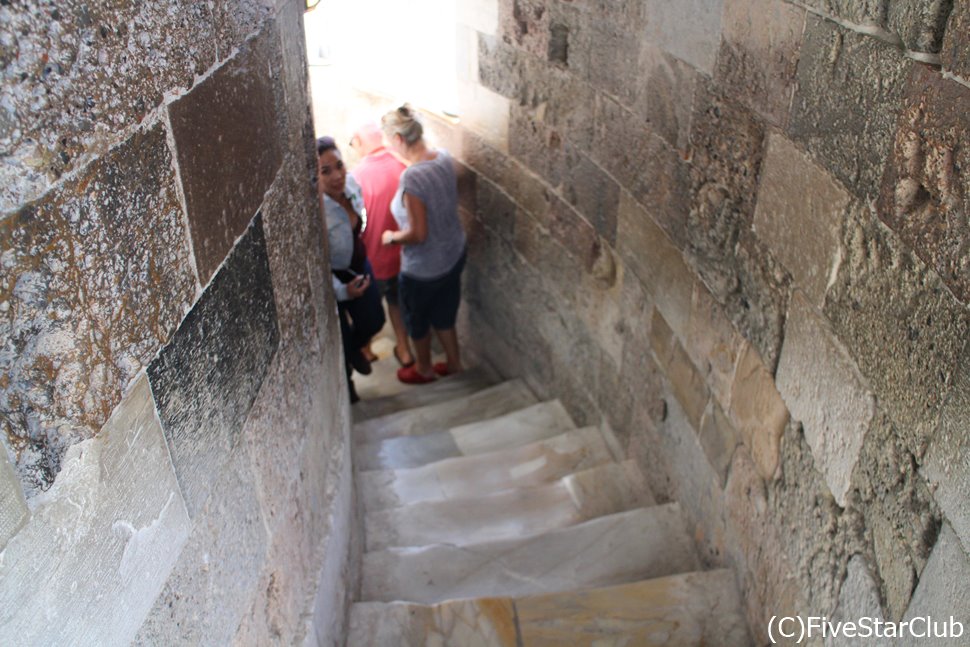 ピサの斜塔内、頂上への道のりは螺旋階段をのぼります