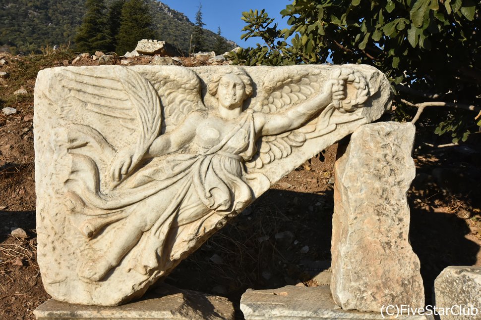 ギリシャ神話の勝利の女神ニケの彫像