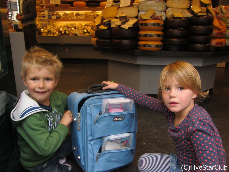 デルフトのチーズショップで見かけた地元の子供たち