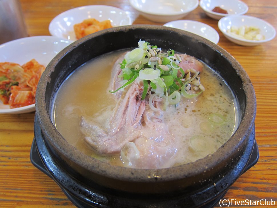 鶏の旨味たっぷりの参鶏湯