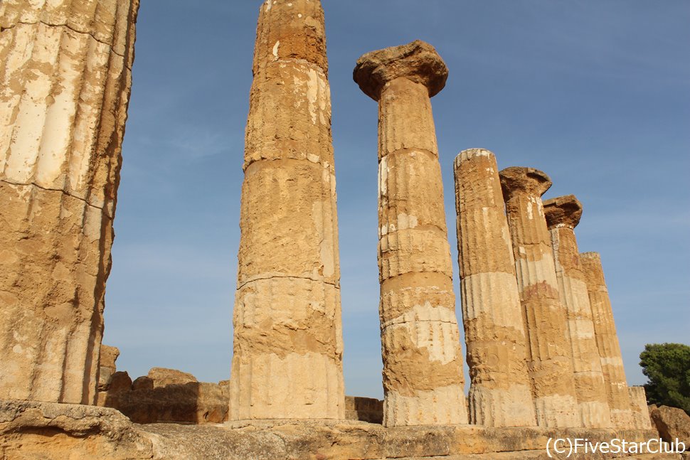 力強く建つ柱ヘラクレス神殿