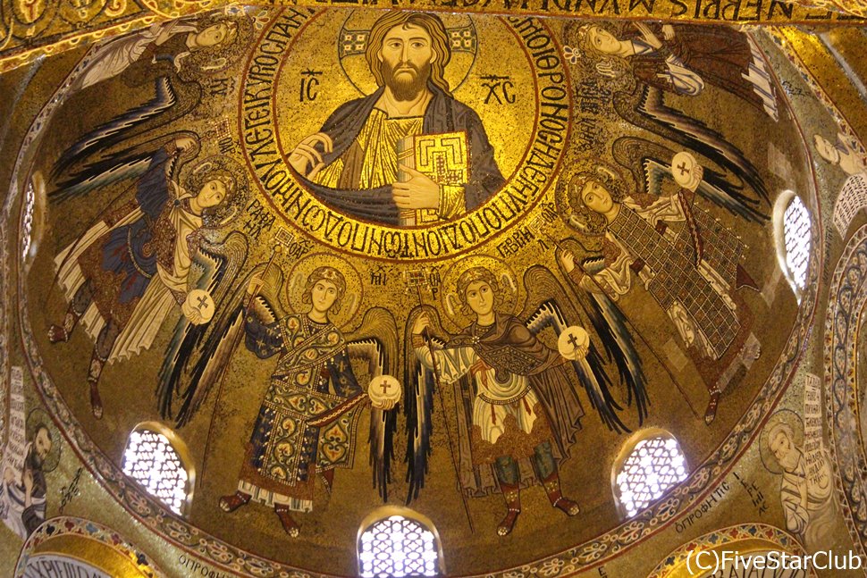 ドーム型の天井にキリストの書かれたパラティーナ礼拝堂