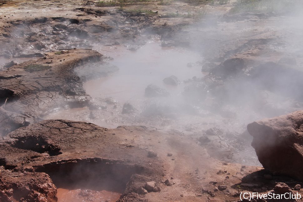 火山の地熱でグツグツ煮えたぎった泥