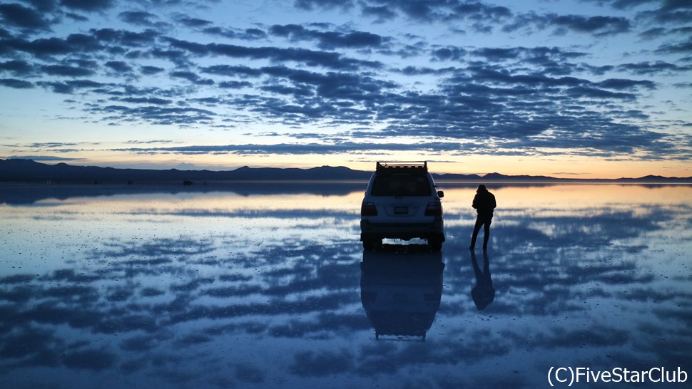 幻想的なウユニ塩湖の朝日鑑賞ツアー