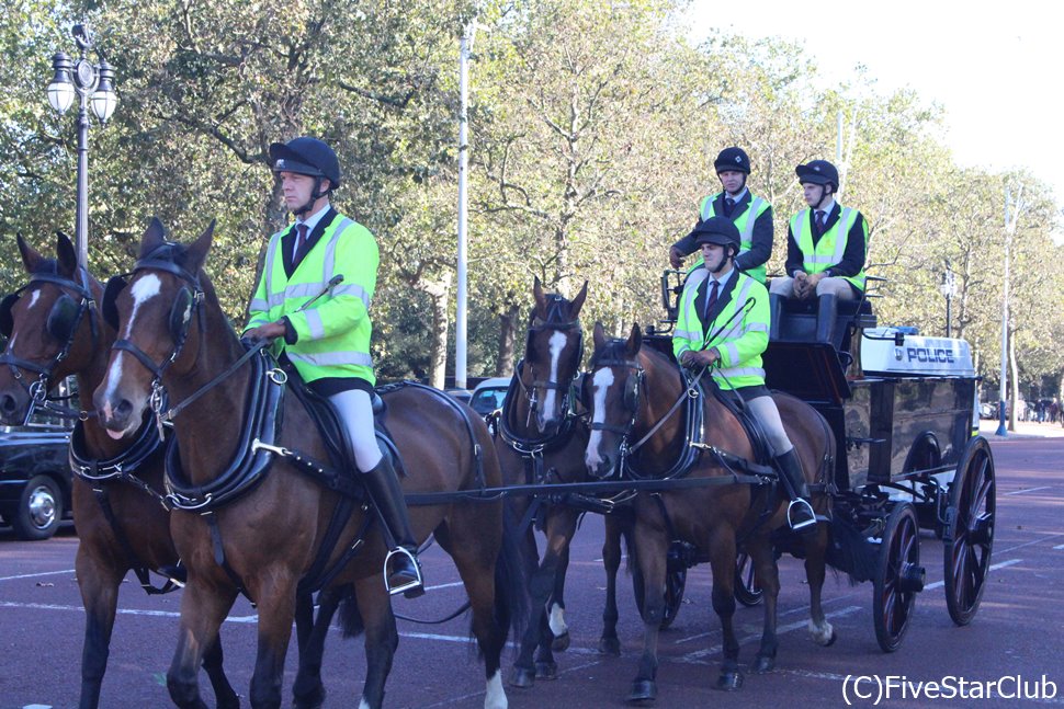 ロンドンの馬車でパトロールする警官