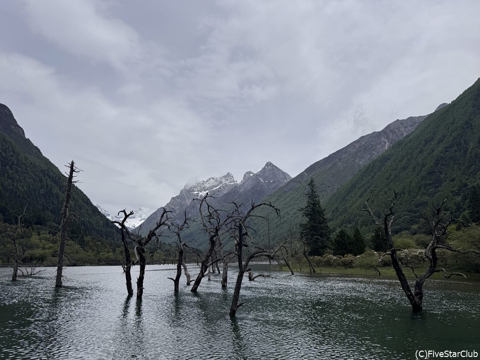四姑娘山の麓の美しい湖・隆珠措
