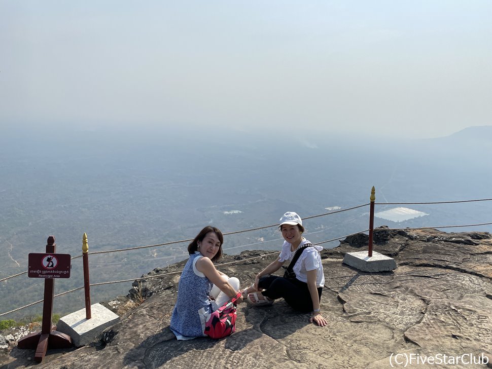 高所恐怖症には足の竦む山頂からの眺め