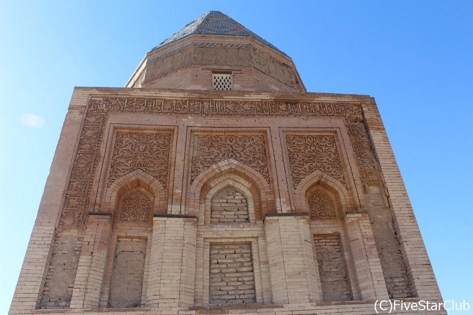 円錐型のイル・アルスラン廟（トルクメニスタン）