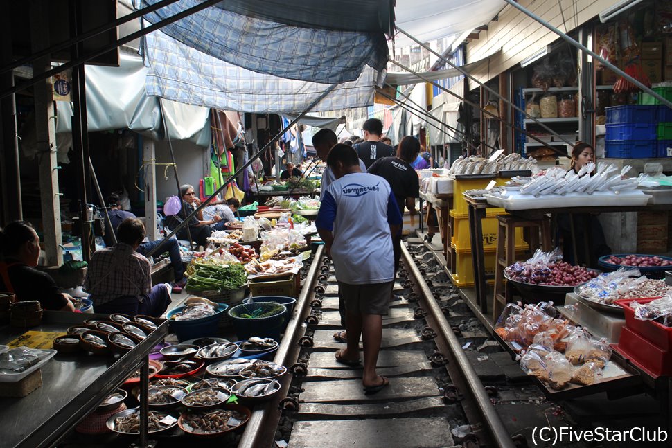 バンコクのメークロン線路市場