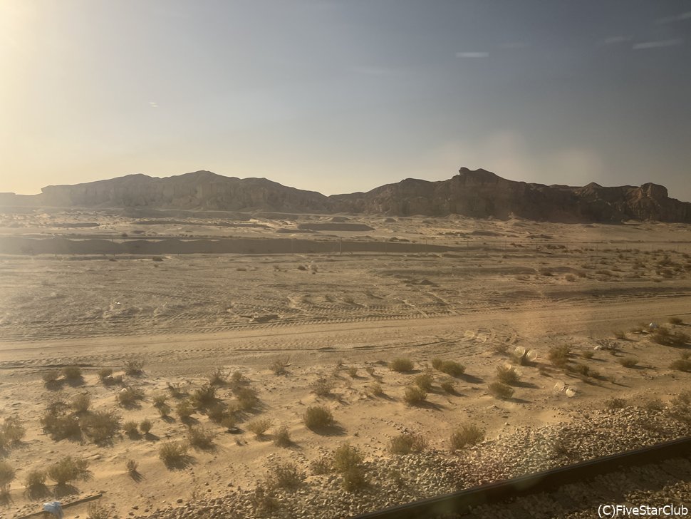 リヤドからダンマンへ・列車の窓からの景色<リヤド>