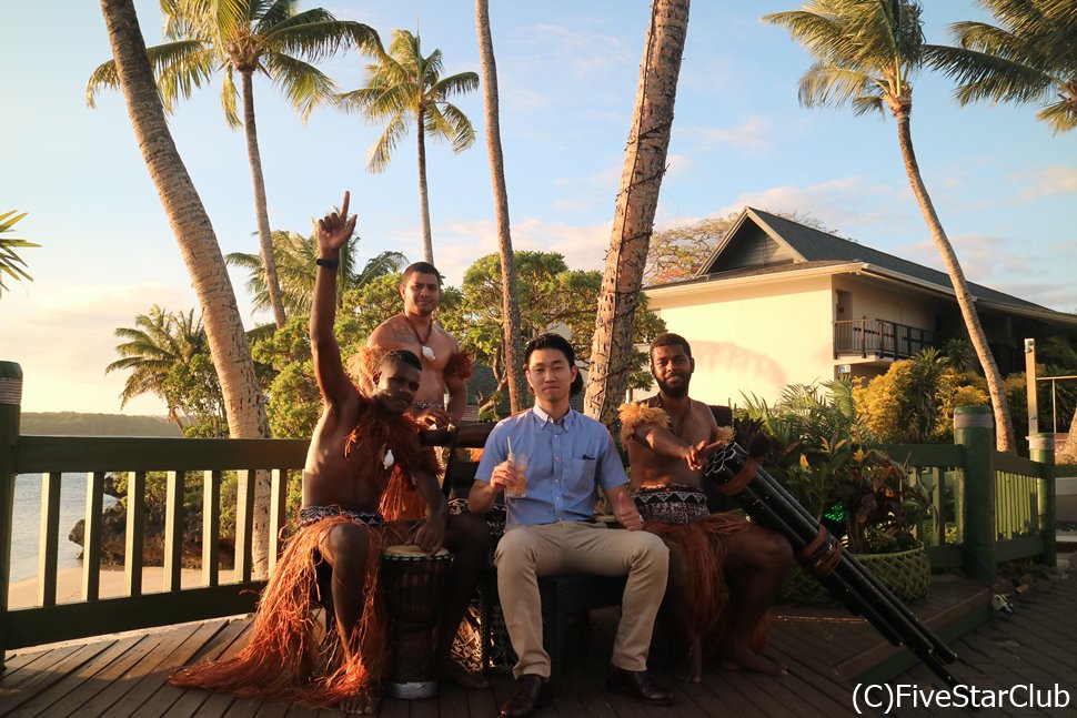フィジアン達による伝統音楽ショーも楽しい