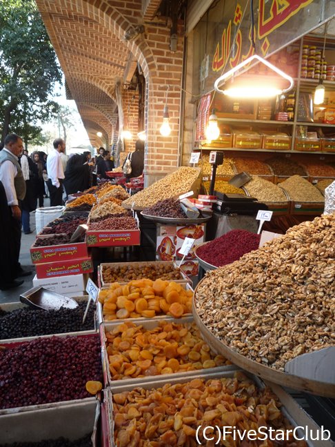 イラン人に人気のおやつ、山盛りのドライフルーツ