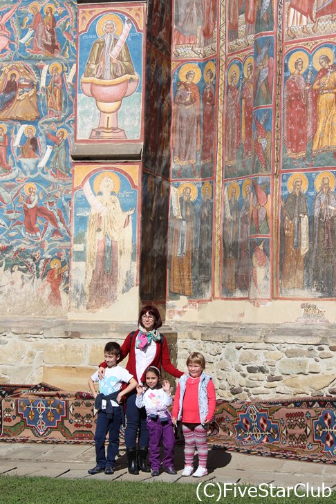 モルドヴィツァ修道院のフレスコ画と地元の方達