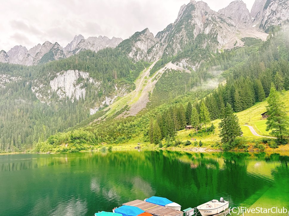 神秘の湖ゴーザウ湖ではハイキングを楽しみたい。
