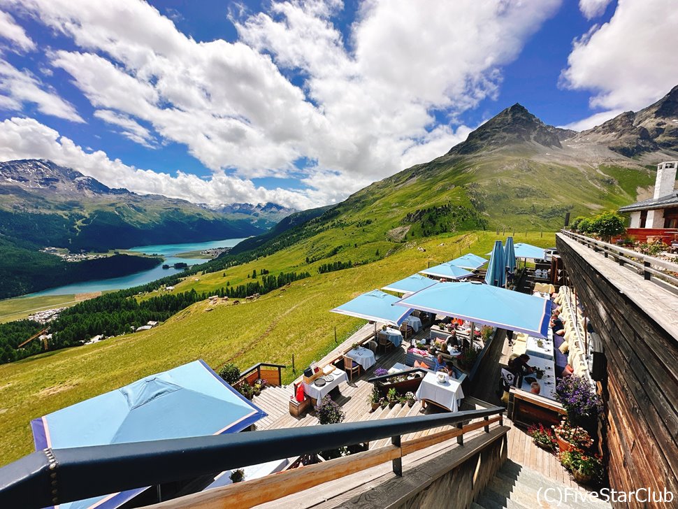 標高2181ｍ山上にあるレストランからは山と湖の絶景が。