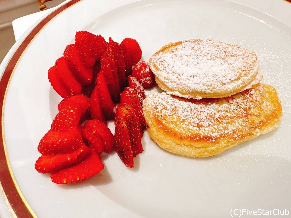 朝食のパンケーキはイチゴとラズベリーを付け合わせに