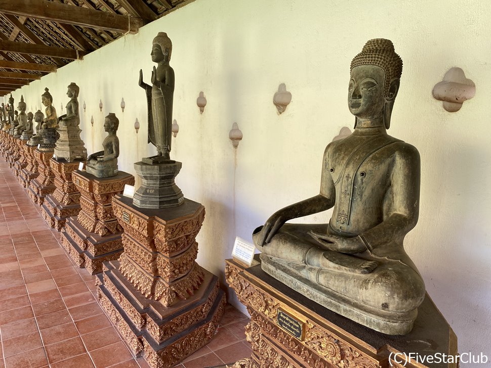 周囲の回廊に静かに並ぶ仏像達