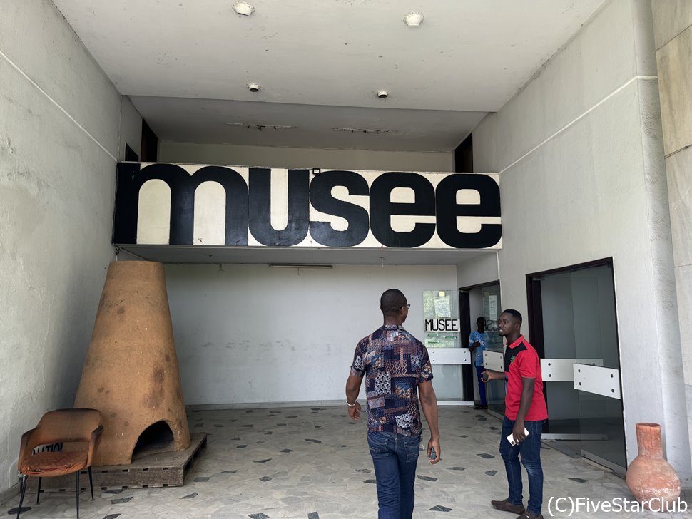 「MUSEE」、つまりフランス語で「博物館」の意味