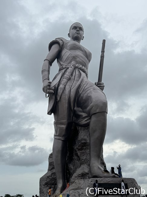 コトヌーに建つ巨大な女傑像 Monument Amazone