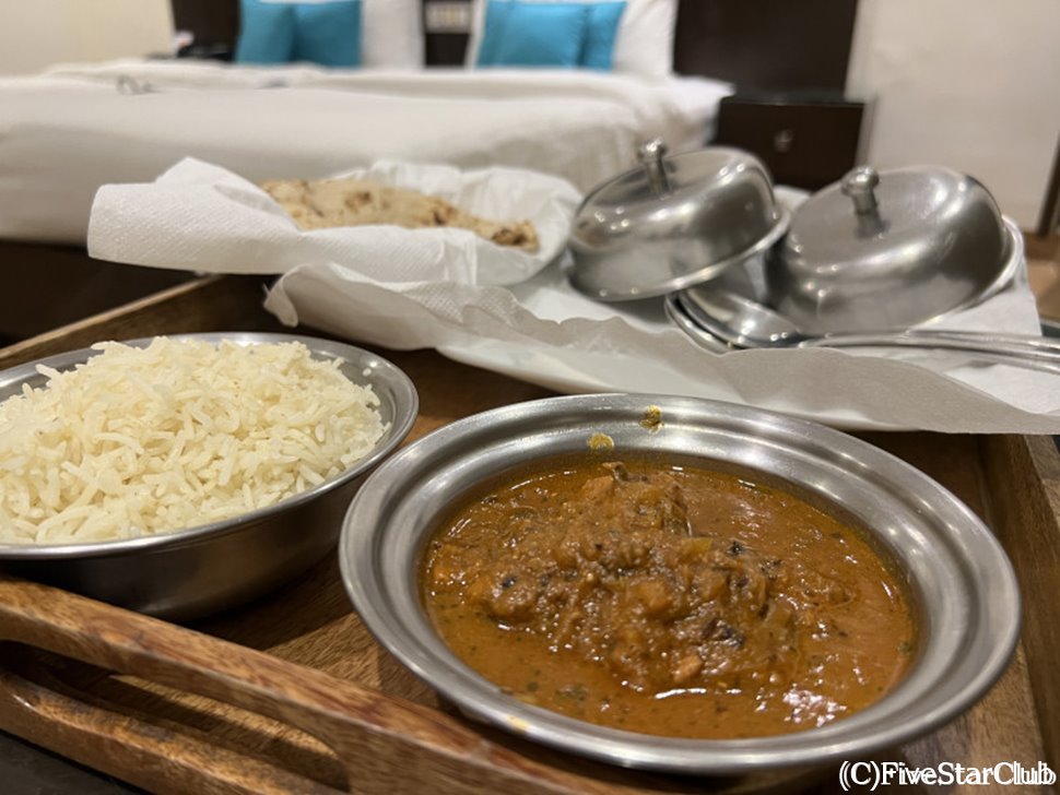 ルームサービスで利用したチキンカレーが美味!!!