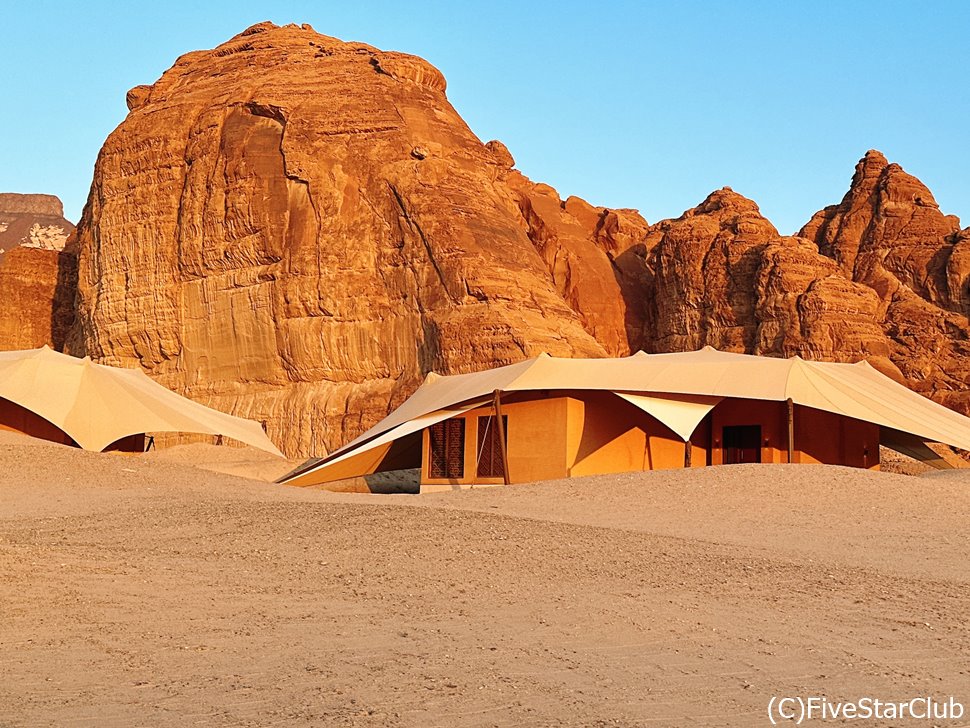 砂漠と岩の織りなす風景の中にあるバニヤントゥリーホテル