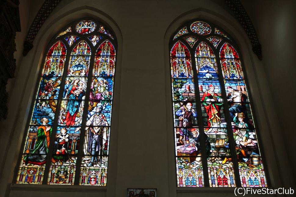 リガ大聖堂内の美しいステンドグラスは必見