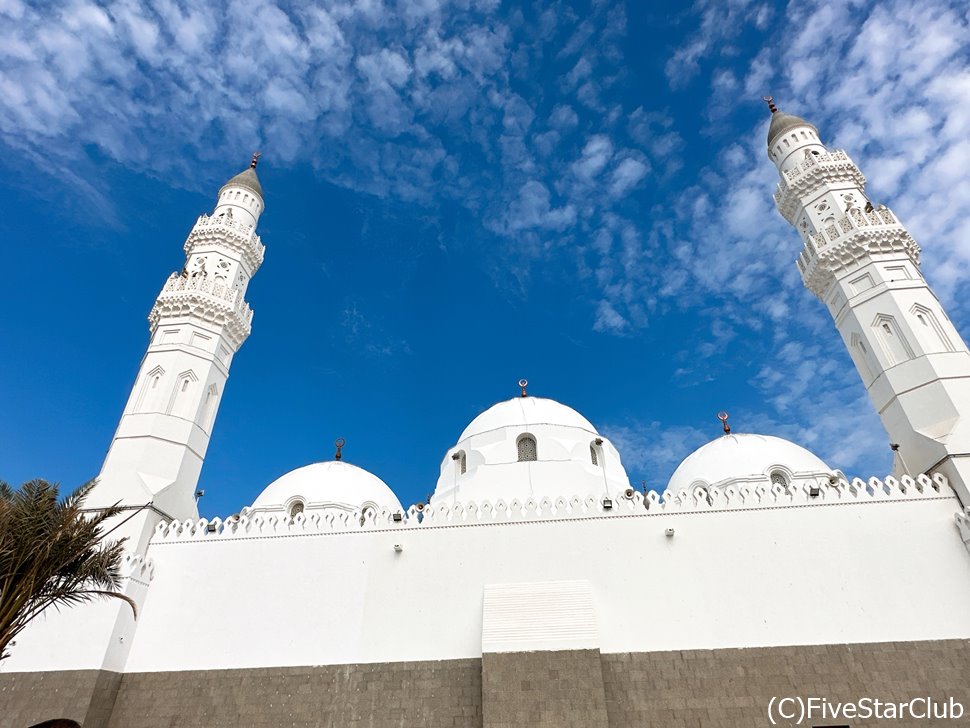 白亜の外観が華麗なクバーモスクは最古のモスクと言われています