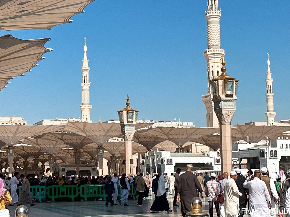 世界中から巡礼の人々が集まってくる預言者のモスク