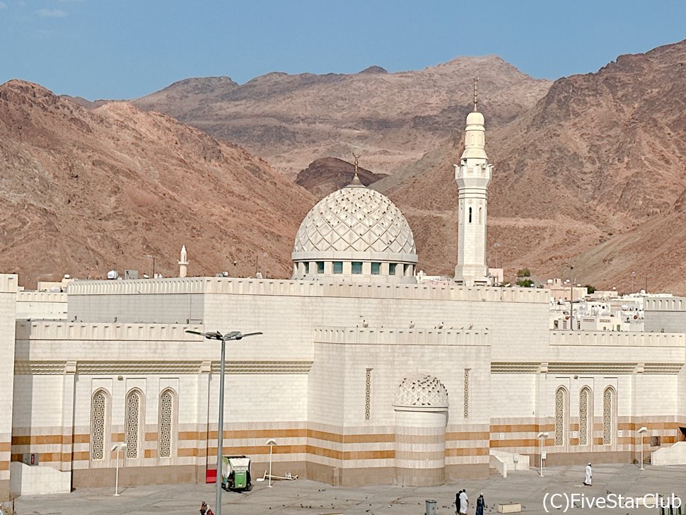 ウフド山を背景にしたモスク