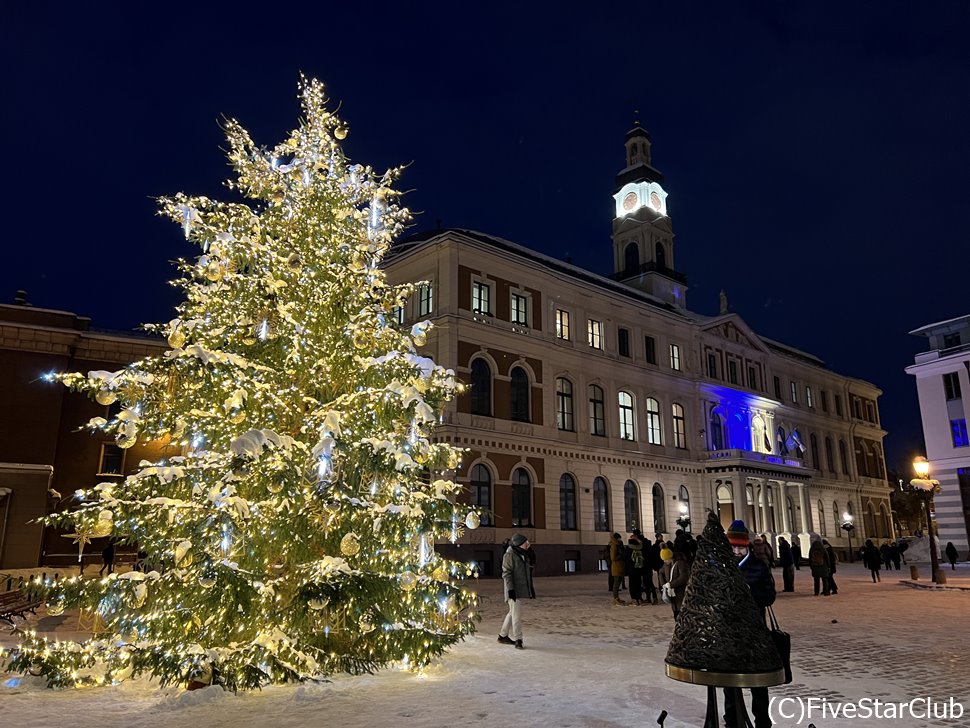 リガ旧市街市庁舎広場のクリスマスツリー
