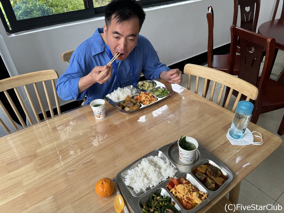 お昼は社員食堂でランチタイム。