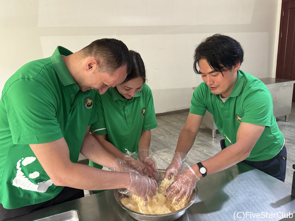 オーストリアからのカップルと一緒にパンダのケーキ作り。トウモロコシや卵、大豆粉などを使っています。