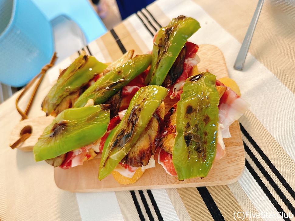 食材の組み合わせが絶妙なのもさすが!焼いたピーマンも美味しいのなんの