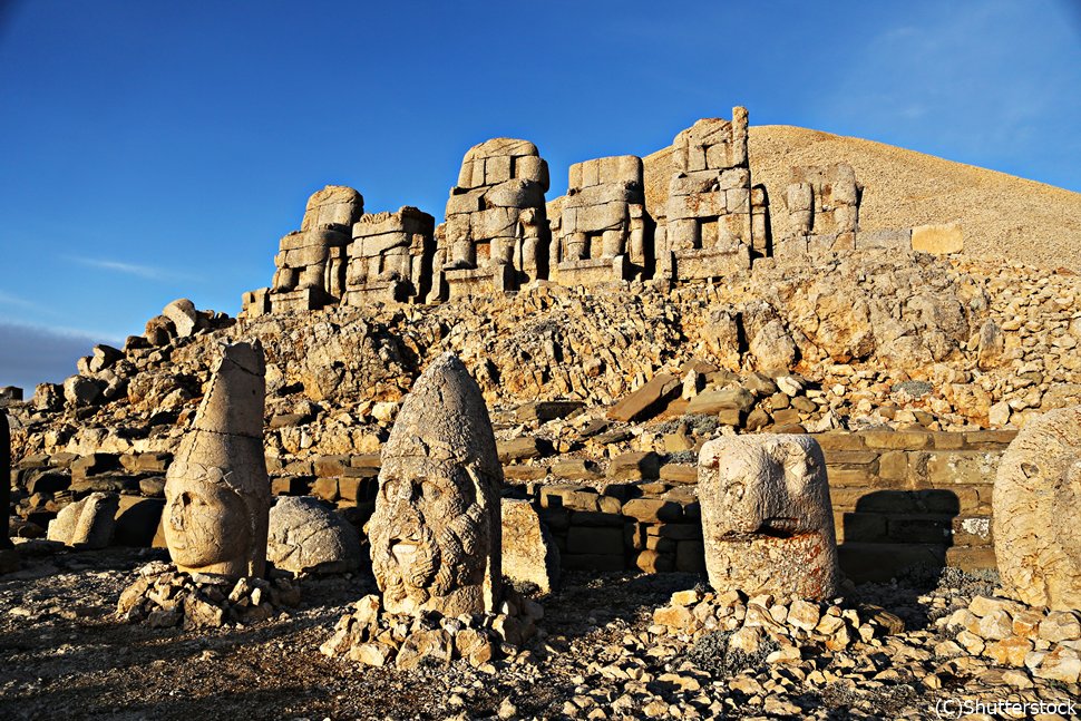 日が昇るネムルート山<ネムルート>