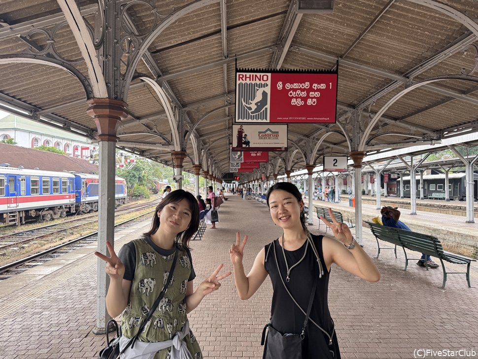キャンディ鉄道駅　ホーム
