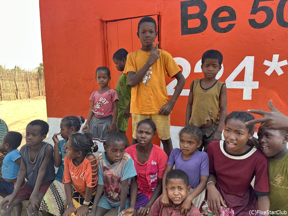 マダガスカルの子供たち<キリンディ森林保護区>