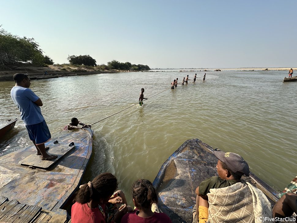 船はモーターではなく人力で引っぱる<マンジャ>
