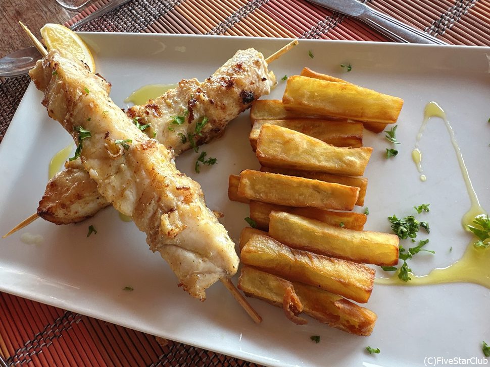 別の日のメインは魚のブロシェット。どれもが新鮮