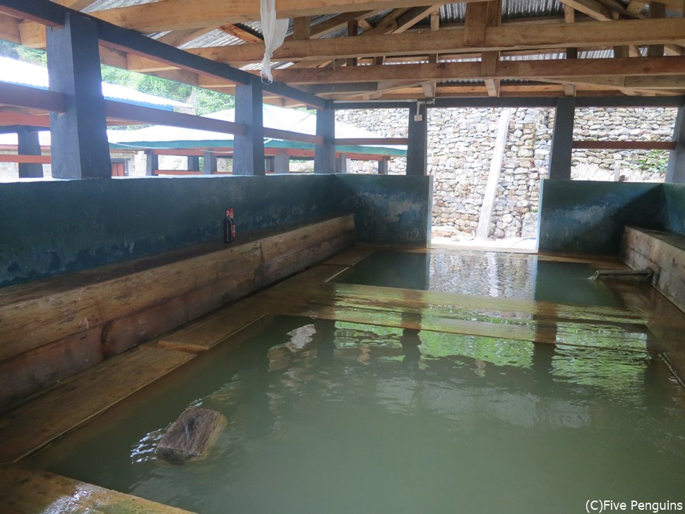 温泉は男女混浴のため、水着を着用してはいります。