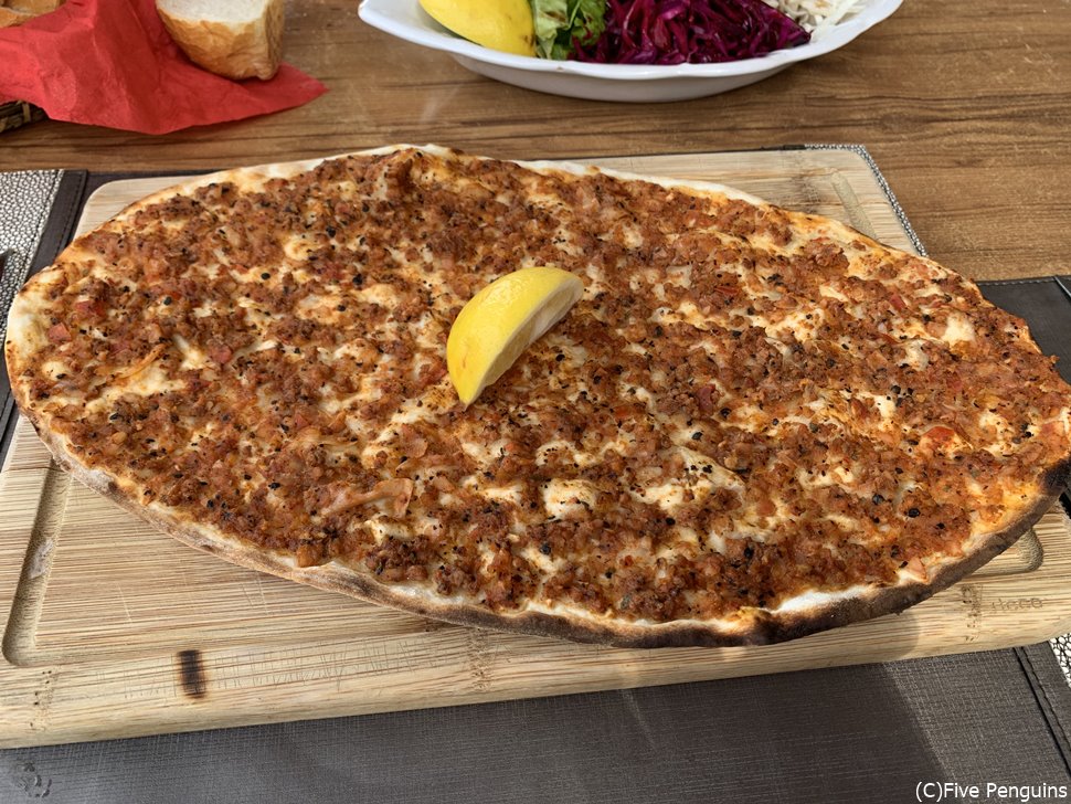 歩きながら手軽に食べれるトルコピザ