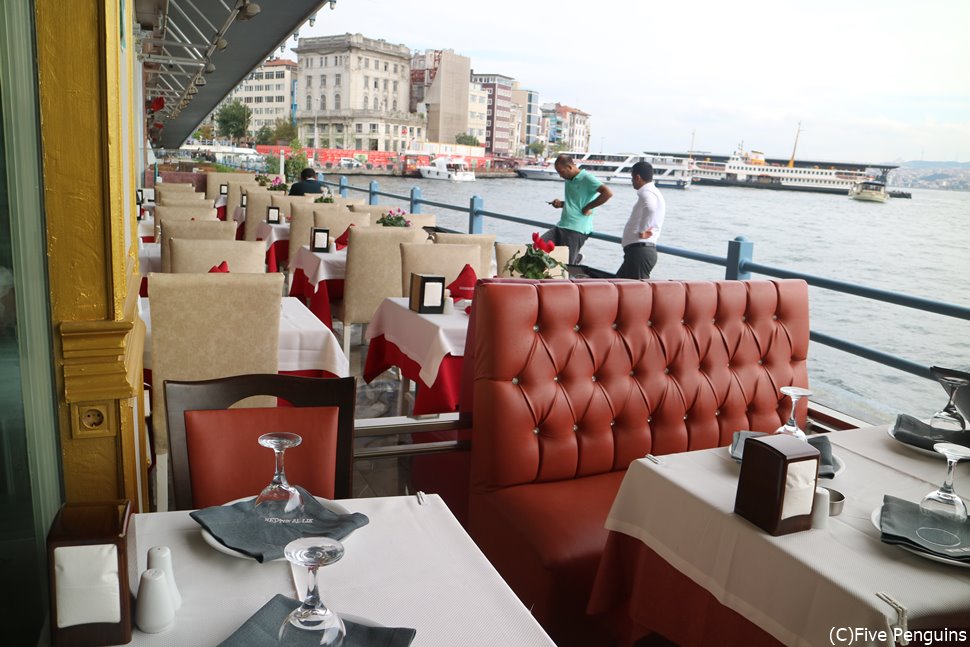  こちらはイスタンブール、ガラタ橋下のおしゃれなレストラン