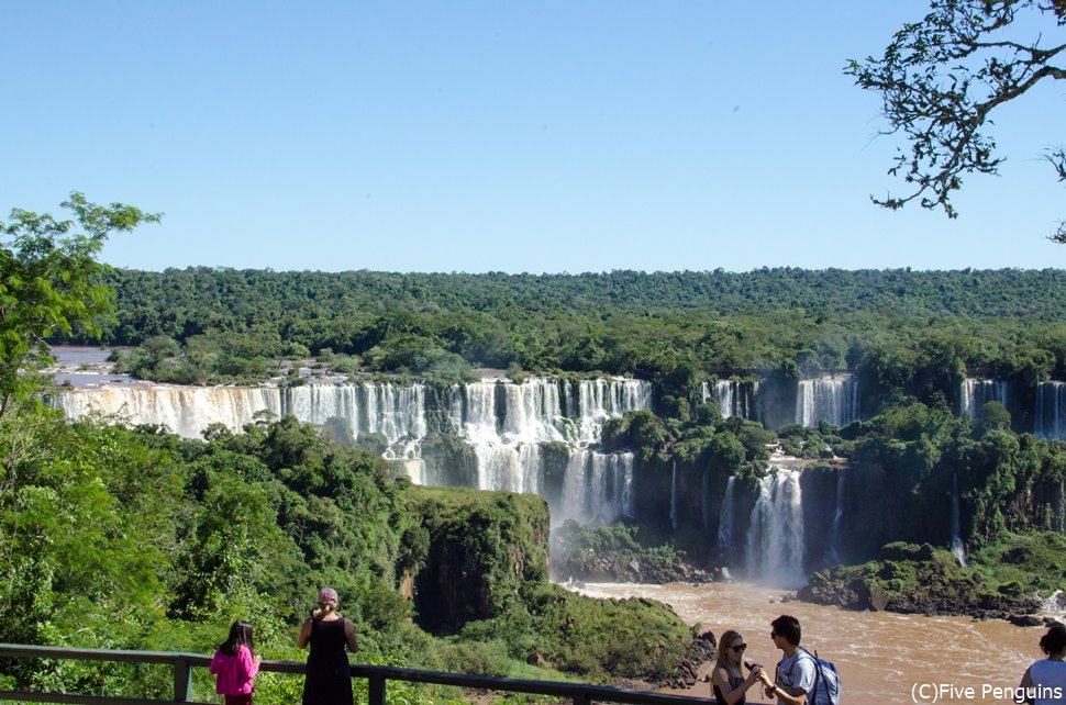 ブラジル側から見たイグアス滝。徐々に滝へ近づいていく実感が楽しい。